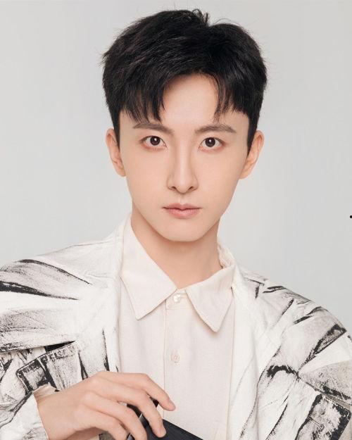 牛骏峰演员,从青涩少年到演技派演员的成长之路